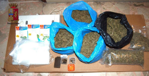 armi_ritrovati_dietro_muro_e_hashish_003