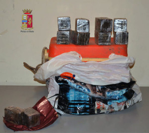 rinvenuta_droga_borsa_frigo_001