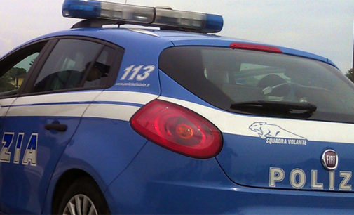 MESSINA – In piedi sul cofano del furgone dei parenti, arrestato danneggia anche l’interno della volante della Polizia