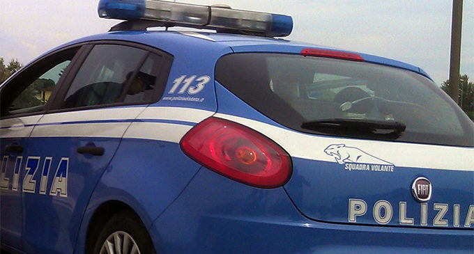 MESSINA – In piedi sul cofano del furgone dei parenti, arrestato danneggia anche l’interno della volante della Polizia