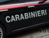 CASTELL’UMBERTO – Prima colpisce la madre e poi si scaglia contro i carabinieri