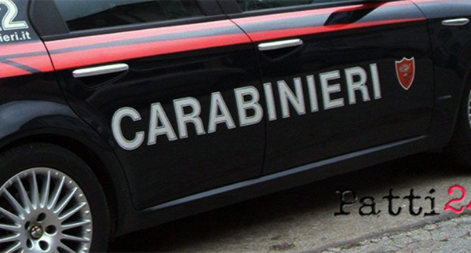 CASTELL’UMBERTO – Prima colpisce la madre e poi si scaglia contro i carabinieri