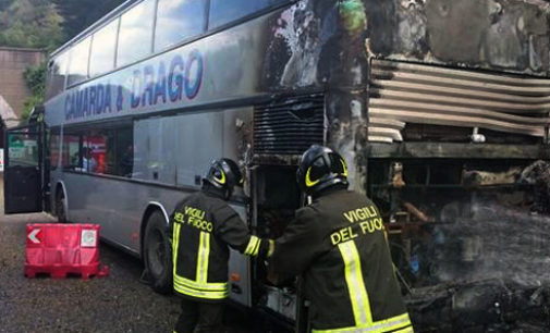 A20 – In fiamme il vano motore di un pullman di linea