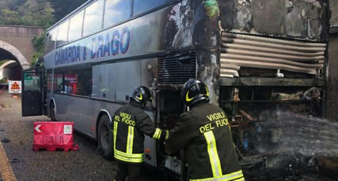 A20 – In fiamme il vano motore di un pullman di linea