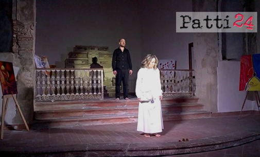 PATTI – Grande successo per ”La follia sia dunque autentica”, atto unico scritto da Beniamino Joppolo nel 1942 in scena all’ex Convento di San Francesco