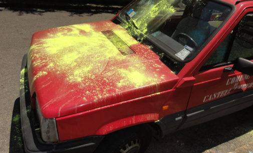CASTELL’UMBERTO – Atto vandalico su un automezzo comunale