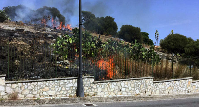 PATTI – Due incendi in poche ore minacciano il colle del Tindari