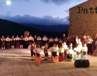 RACCUJA – Il gruppo folklorico “Piccoli Nebrodi – Angela Raffaele” si esibisce al Castello Branciforti