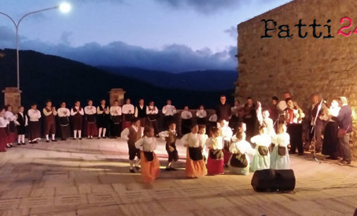 RACCUJA – Il gruppo folklorico “Piccoli Nebrodi – Angela Raffaele” si esibisce al Castello Branciforti