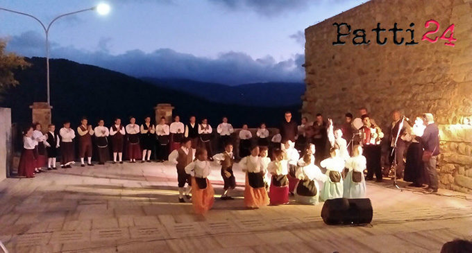 RACCUJA – Il gruppo folklorico “Piccoli Nebrodi – Angela Raffaele” si esibisce al Castello Branciforti