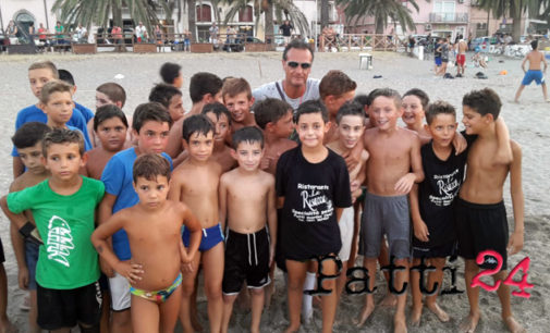 PATTI – Pippo Scarbaci e i ragazzini del Beach Soccer: sano sport e tanti sorrisi. Guarda le foto.