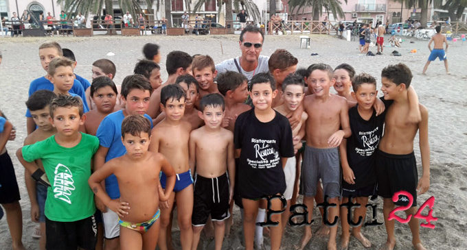 PATTI – Pippo Scarbaci e i ragazzini del Beach Soccer: sano sport e tanti sorrisi. Guarda le foto.