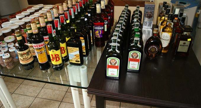 ROCCALUMERA – Razziano alcolici e alimenti per 4mila euro, agli arresti 4 giovani