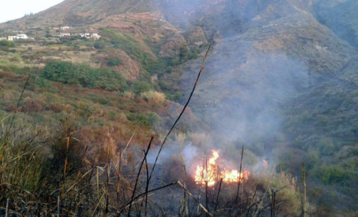 LIPARI – L’isola brucia: villa distrutta dalle fiamme, forestale intossicato