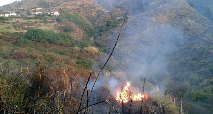 LIPARI – L’isola brucia: villa distrutta dalle fiamme, forestale intossicato