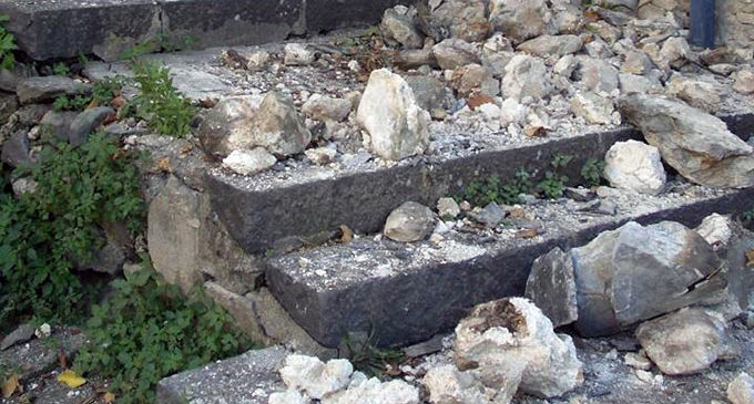 PATTI – Porta San Michele, crolla un pezzo dell’antico muro di cinta