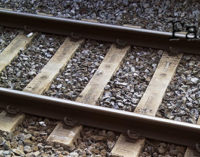 OLIVERI – Ragazzo cammina sui binari pensando al suicidio, macchinista arresta il treno