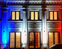 MILAZZO – In occasione dell’inaugurazione della stagione, il teatro Trifiletti illuminato con i colori della bandiera francese