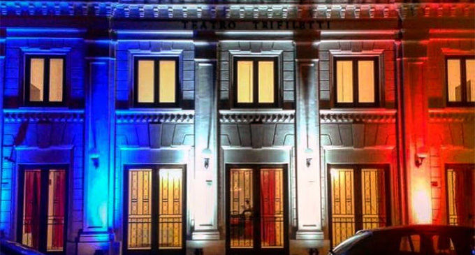 MILAZZO – In occasione dell’inaugurazione della stagione, il teatro Trifiletti illuminato con i colori della bandiera francese