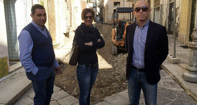 PATTI – Ennesimo stop dei lavori di riqualificazione, impresa lascia quasi metà della via Roma senza pavimentazione