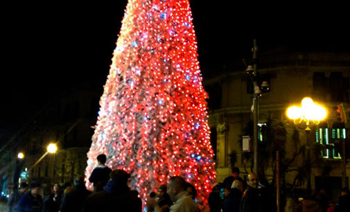 MESSINA – All’accensione dell’albero di Natale della Confcommercio in Piazza Cairoli, presenti l’Acr e Greta Cacciolo