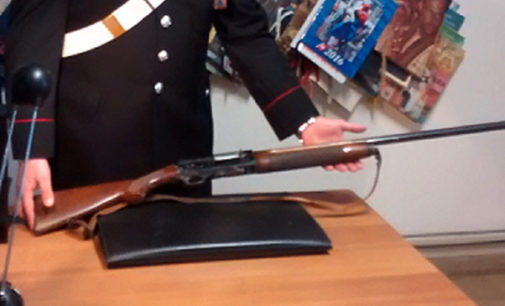 BROLO – 23enne sorpreso con fucile da caccia sottratto al nonno, arrestato