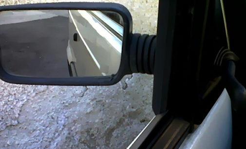 MESSINA – 21enne, cacciavite in mano stacca specchietto retrovisore auto, colto in flagranza
