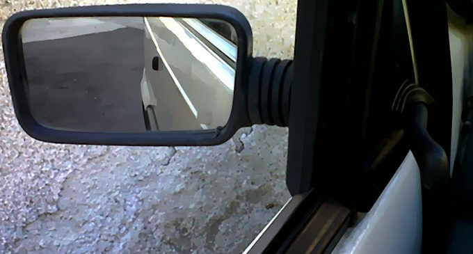 MESSINA – 21enne, cacciavite in mano stacca specchietto retrovisore auto, colto in flagranza