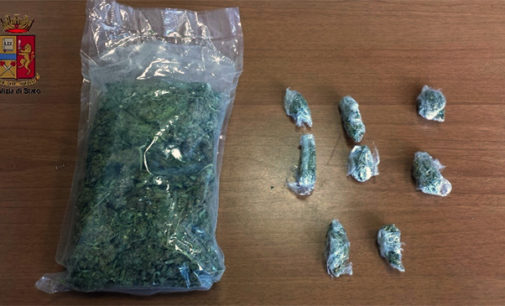 MESSINA – Sfugge all’Alt della Polizia, cade con lo scooter, continua a piedi gettando un sacchetto di hashish, 22enne arrestato