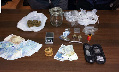 FURNARI – 21enne alla vista dei Carabinieri cerca di disfarsi della droga, arrestato