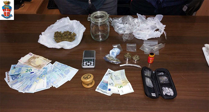 FURNARI – 21enne alla vista dei Carabinieri cerca di disfarsi della droga, arrestato