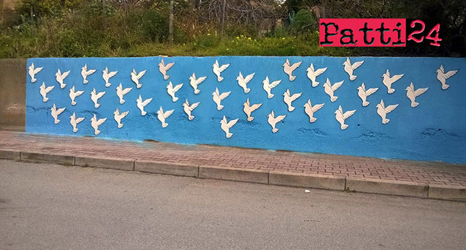 PATTI – Collocato uno ”stormo” di 40 colombe su un muro della via Aldo Moro.  Nel quartiere San Giovanni è già Pasqua