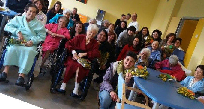 PATTI – La festa delle donne è stata anche delle anziane ricoverate nei centri di assistenza sanitaria. Lodevole iniziativa