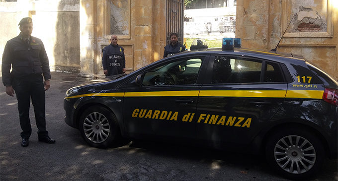 FRANCAVILLA DI SICILIA – Corruzione per gestione spazi cimiteriali: 17 denunce 1 arresto