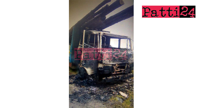 SAN PIERO PATTI – Rogo nella notte. In fiamme un camion in via Catania