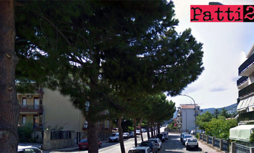 PATTI – In via Aldo Moro per i danni al manto stradale si sta valutando l’estirpazione dei pini