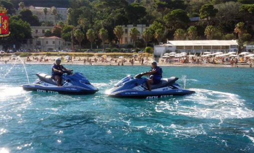 MESSINA – La Polizia controlla mare e spiagge a bordo degli acquascooter. Soccorsi 2 canoisti in difficoltà