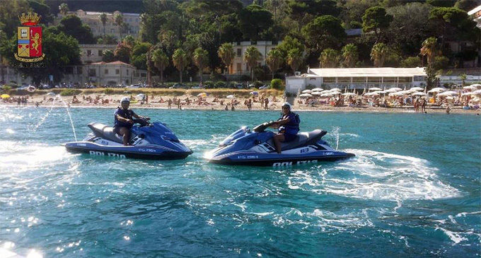 MESSINA – La Polizia controlla mare e spiagge a bordo degli acquascooter. Soccorsi 2 canoisti in difficoltà