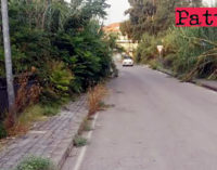 PATTI – Via monsignor Angelo Ficarra. Fitta vegetazione invade i marciapiedi.