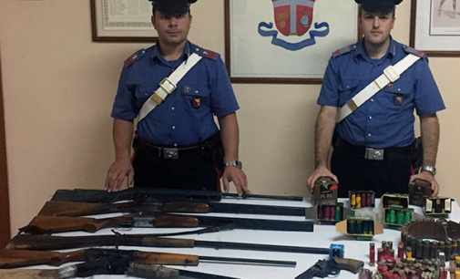 MESSINA – Detengono in casa armi illegali e clandestine, padre e figlio arrestati dai Carabinieri