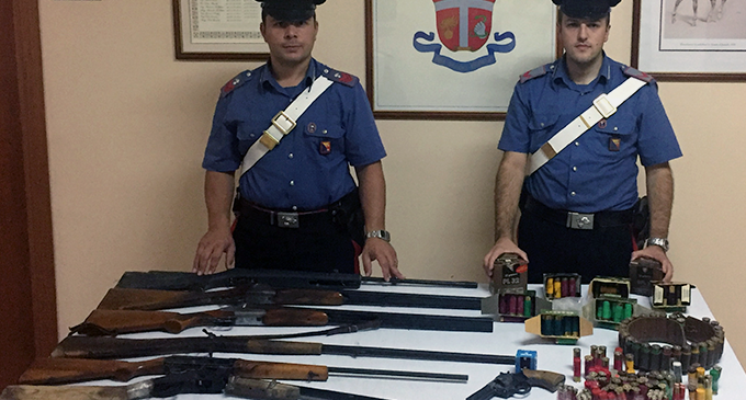 MESSINA – Detengono in casa armi illegali e clandestine, padre e figlio arrestati dai Carabinieri