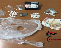 GIARDINI NAXOS – Rinvenuti oltre 50 dosi di cocaina e numerose dosi di marijuana. Arrestato pusher 20enne