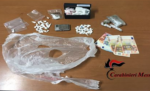 GIARDINI NAXOS – Rinvenuti oltre 50 dosi di cocaina e numerose dosi di marijuana. Arrestato pusher 20enne