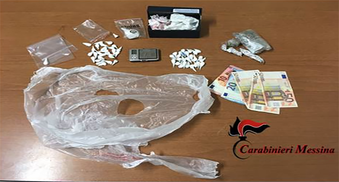 GIARDINI NAXOS – Rinvenuti oltre 50 dosi di cocaina e numerose dosi di marijuana. Arrestato pusher 20enne