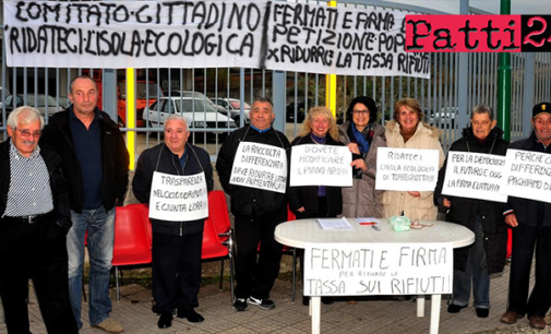 TORREGROTTA – ”Ridateci l’Isola Ecologica”. Sit-in di protesta