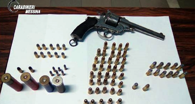 MESSINA – Rinvenuti sulla spiaggia una pistola a tamburo cal. 7,65 priva di matricola e munizioni