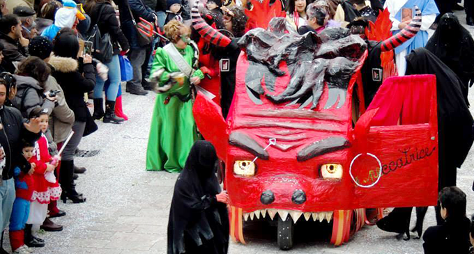 SANTA LUCIA DEL MELA – Carnevale storico luciese. L’unico Carnevale siciliano in motoape e con rievocazione storica ”U Catalettu”