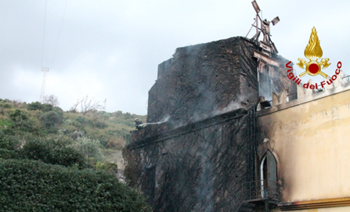 S. ALESSIO SICULO – Incendio al Parco Ducale. A fuoco una parte di un edificio adibito a ”Sala ricevimenti”