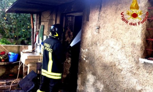 BARCELLONA P.G. – Fuoco in abitazione di due anziani. L’incendio si è propagato dalla stufa a legna
