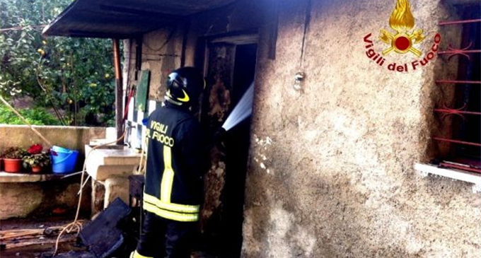 BARCELLONA P.G. – Fuoco in abitazione di due anziani. L’incendio si è propagato dalla stufa a legna